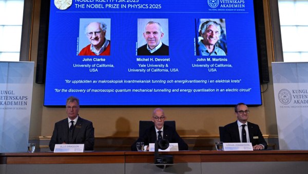 Ο νομπελίστας φυσικής Κλαρκ προειδοποιεί πως ο πρόεδρος των ΗΠΑ Τραμπ «παραλύει» την επιστήμη στη χώρα