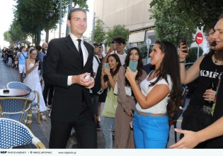 Jeremy Fragrance: Ατελείωτες ουρές στον Πειραιά για να δουν από κοντά τον διάσημο influencer
