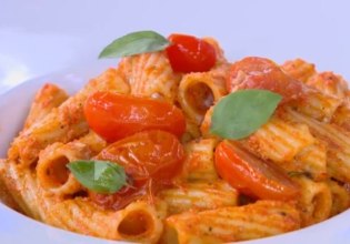 Συνταγή: Ριγκατόνι με πικάντικη πέστο από πιπεριές