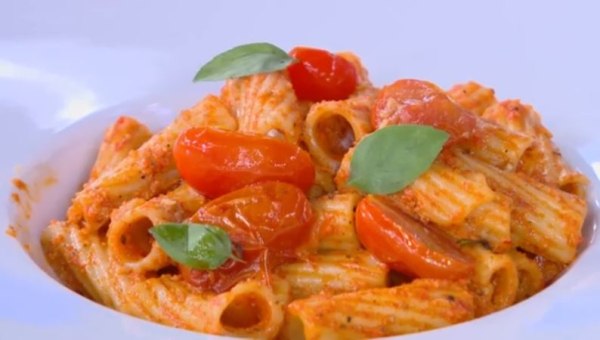 Συνταγή: Ριγκατόνι με πικάντικη πέστο από πιπεριές