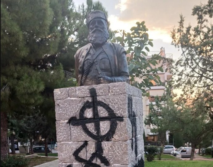 Πετρούπολη: Βεβήλωσαν με ναζιστικά σύμβολα το μνημείο του Άρη Βελουχιώτη