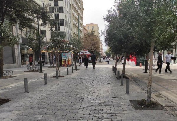 Τέσσερις ανήλικες «άδειασαν» ράφια καταστήματος στο κέντρο της Αθήνας – Τις έπιασαν με τις σακούλες στα χέρια