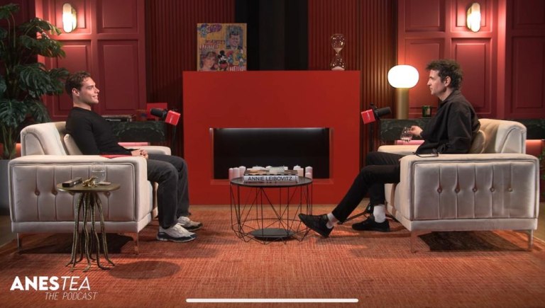 Η μουσική, ο έρωτας και οι τρεις «κανόνες» του πατέρα του: Ο Νίνο ζει με την αλήθεια του