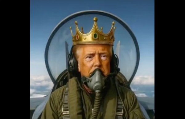 Τραμπ: Προσβλητικό και προκλητικό βίντεο – Ρίχνει με αεροπλάνο περιττώματα σε διαδηλωτές, φορώντας στέμμα