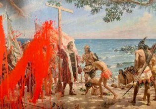 Aκτιβίστριες πέταξαν μπογιά σε πίνακα του Κολόμβου – Καταγγέλλουν την αποικιοκρατία και ζητούν δικαιοσύνη