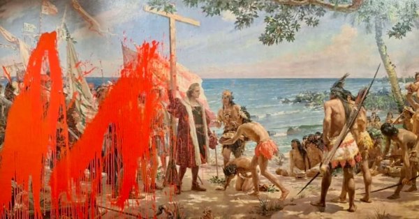 Aκτιβίστριες πέταξαν μπογιά σε πίνακα του Κολόμβου – Καταγγέλλουν την αποικιοκρατία και ζητούν δικαιοσύνη