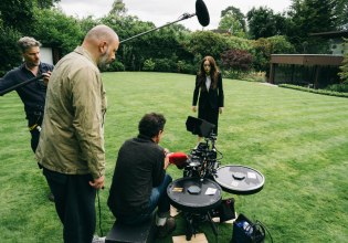 Σάτιρα, ψυχολογικό θρίλερ, δυστοπική φαντασία: H Βουγονία μας επανασυστήνει τον Γιώργο Λάνθιμο