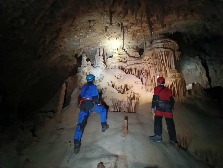 «Amorgos Cave Expedition 2025»: Στο φως ανεξερεύνητα σπήλαια στην Αμοργό – Εντυπωσιακά ευρήματα