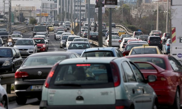 Κίνηση: Ουρές οχημάτων σε βασικές αρτηρίες της Αθήνας – Καθυστερήσεις στην Αττική Οδό
