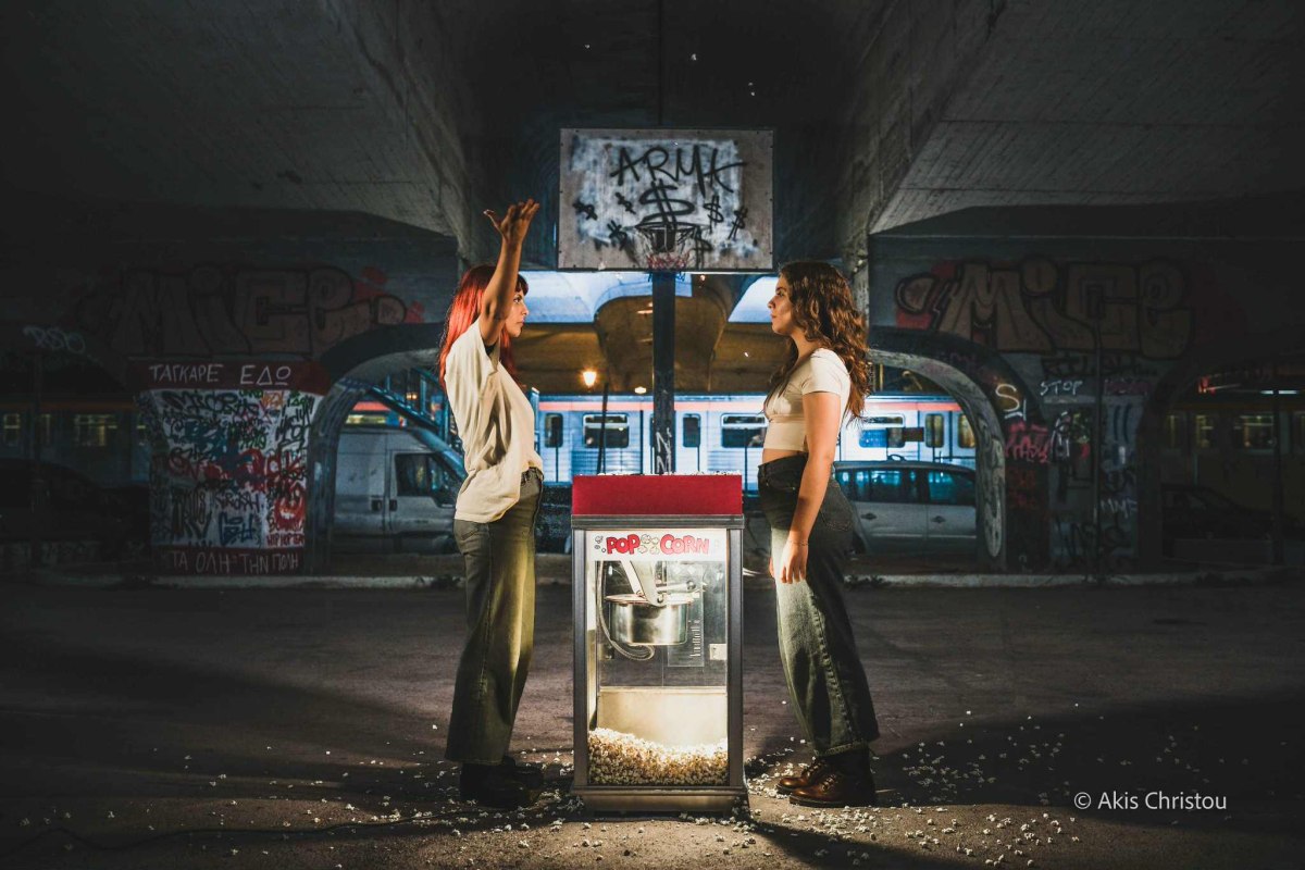 «Μπλε υγρό»: Η παράσταση με «street» διάθεση, hip pop ρυθμό και νεανική ενέργεια στον Χώρο Τεχνών Κ4