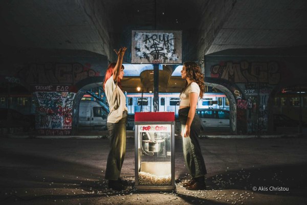 «Μπλε υγρό»: Η παράσταση με «street» διάθεση, hip pop ρυθμό και νεανική ενέργεια στον Χώρο Τεχνών Κ4