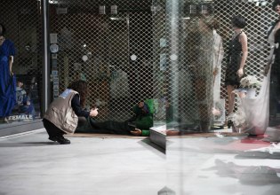 Τουλάχιστον 1.000 άστεγοι στην Αθήνα – Βράδυ στους δρόμους της πόλης υπό βροχή