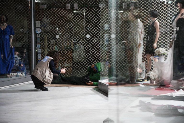 Τουλάχιστον 1.000 άστεγοι στην Αθήνα – Βράδυ στους δρόμους της πόλης υπό βροχή