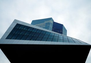 Η Ευρωζώνη στη θέση του μεγάλου ασθενή – Μαύρα σύννεφα πάνω από την Ευρώπη