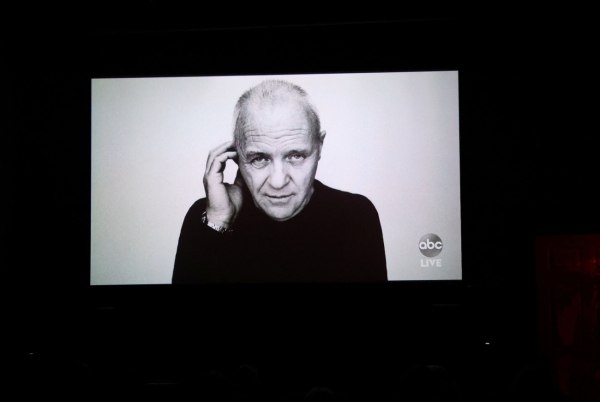 «Όλοι με θεωρούσαν χαζό»: Ο Άντονι Χόπκινς για τον αλκοολισμό, τον μη υποστηρικτικό πατέρα του και το νόημα της ζωής