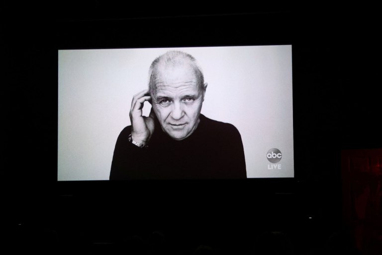 «Όλοι με θεωρούσαν χαζό»: Ο Άντονι Χόπκινς για τον αλκοολισμό, τον μη υποστηρικτικό πατέρα του και το νόημα της ζωής