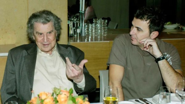 Ο Αντώνης Ρέμος ερμηνεύει Μίκη Θεοδωράκη σε μία μοναδική συναυλία