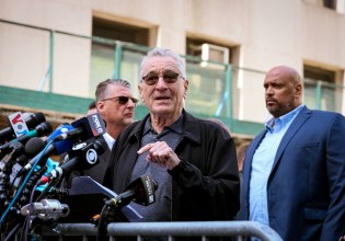 Ο Ρόμπερτ Ντε Νίρο αποκαλεί νταή τον Τραμπ και στηρίζει τις αντικυβερνητικές διαδηλώσεις «No Kings»