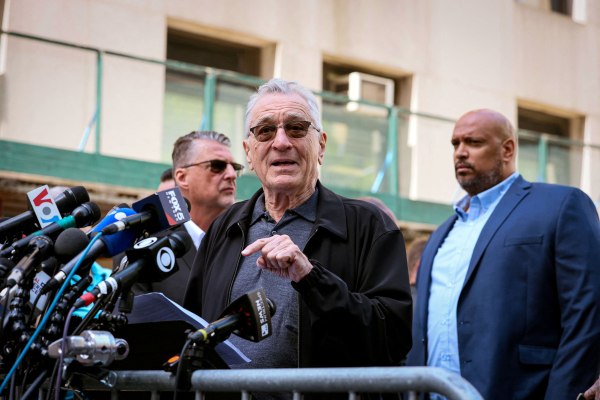 Ο Ρόμπερτ Ντε Νίρο αποκαλεί νταή τον Τραμπ και στηρίζει τις αντικυβερνητικές διαδηλώσεις «No Kings»