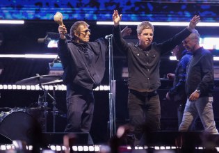 Ετοιμάζεται το απόλυτο βιβλίο του reunion των Oasis: 400 σελίδες καθαρόαιμο brit rock