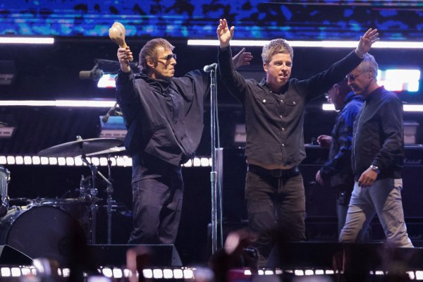 Ετοιμάζεται το απόλυτο βιβλίο του reunion των Oasis: 400 σελίδες καθαρόαιμο brit rock