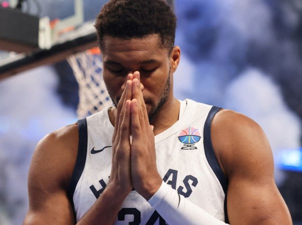 Η χυλόπιτα, η επιστροφή στην Ελλάδα και η οικογένεια: Ο Γιάννης Αντετοκούνμπο σε μια συνέντευξη εφ’ όλης της ύλης