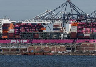 Εντείνεται ο εμπορικός πόλεμος των ΗΠΑ με την Κίνα – Περιορισμοί στις εξαγωγές software και 100% δασμοί