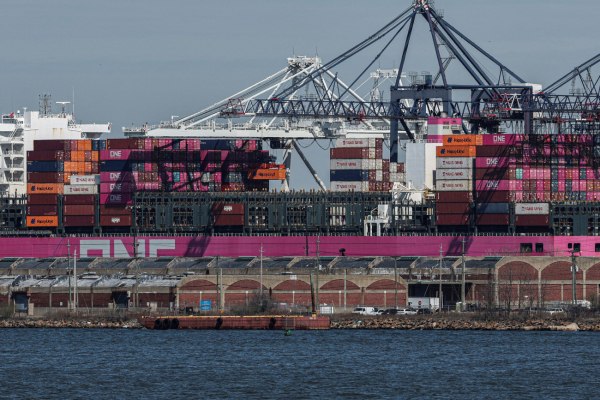 Εντείνεται ο εμπορικός πόλεμος των ΗΠΑ με την Κίνα – Περιορισμοί στις εξαγωγές software και 100% δασμοί