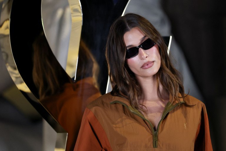 Η Χέιλι Μπίμπερ δε φοβάται την ομορφιά της κι ανεβάζει σέξι φωτογραφίες από το υπνοδωμάτιό της