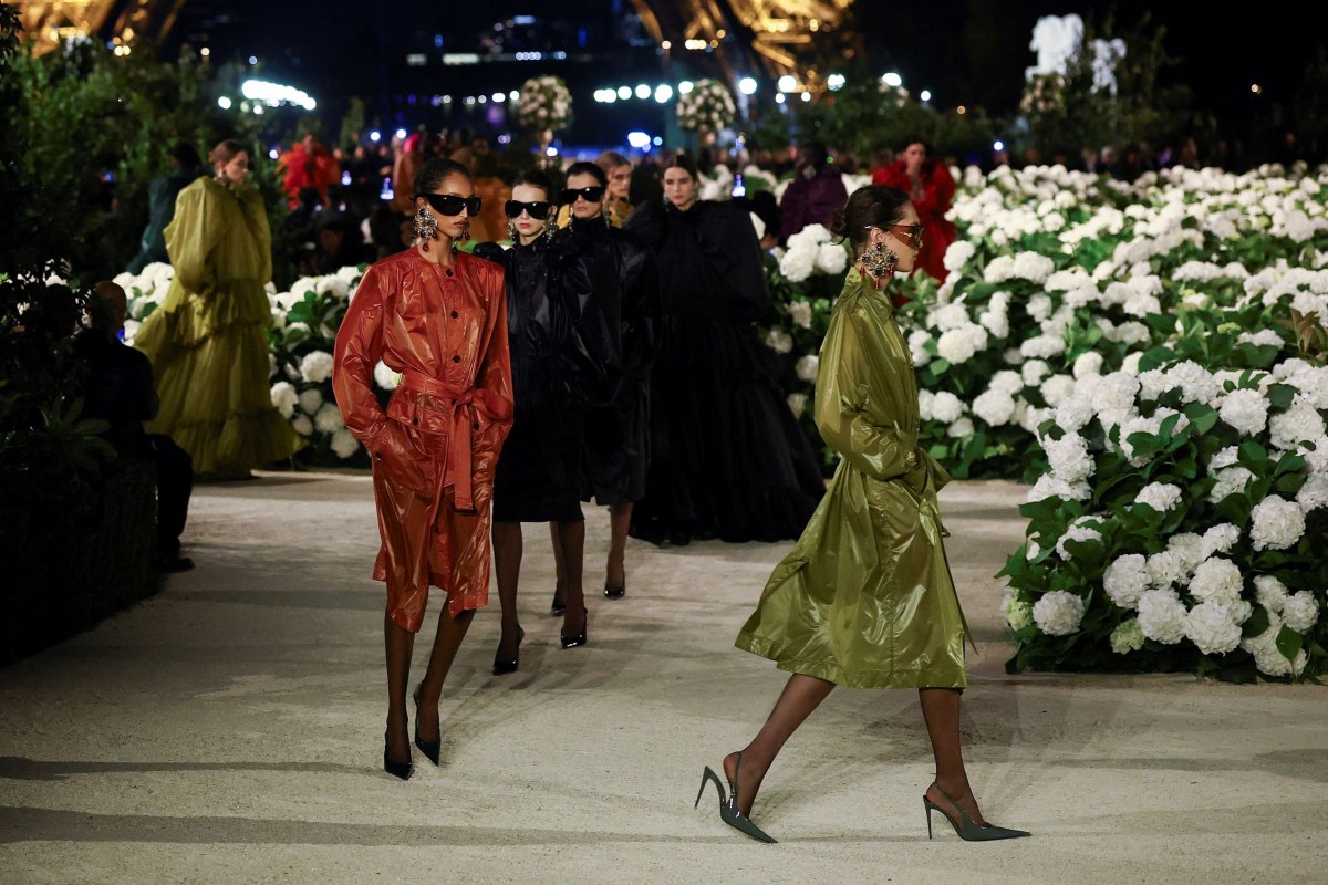 Οι σχεδιαστές του Παρισιού μόλις επανέφεραν τη σέξι εμφάνιση στην αρχική της βάση