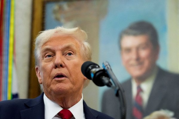 «Το σάπιο καλαμπόκι του Τραμπ», «η ακαμψία της χωρίστρας του Στάρμερ» – Τι μαρτυρούν τα μαλλιά των ηγετών