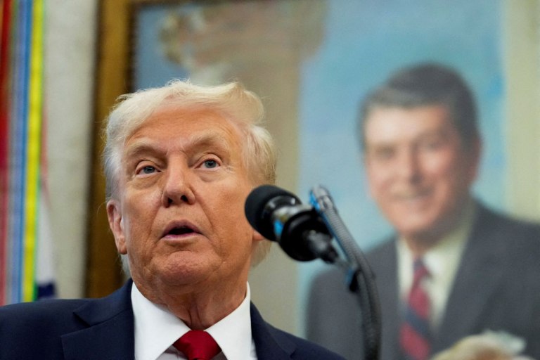 «Το σάπιο καλαμπόκι του Τραμπ», «η ακαμψία της χωρίστρας του Στάρμερ» – Τι μαρτυρούν τα μαλλιά των ηγετών