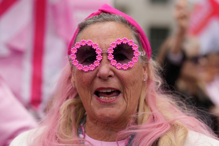 Ποιες είναι οι «Ροζ Κυρίες» που διαδηλώνουν σήμερα στο Λονδίνο κατά των αιτούντων άσυλο;