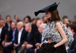 Ο Jonathan Anderson ανανέωσε τον Dior – Θα καταφέρει να βγάλει τη μόδα από την ύφεση;