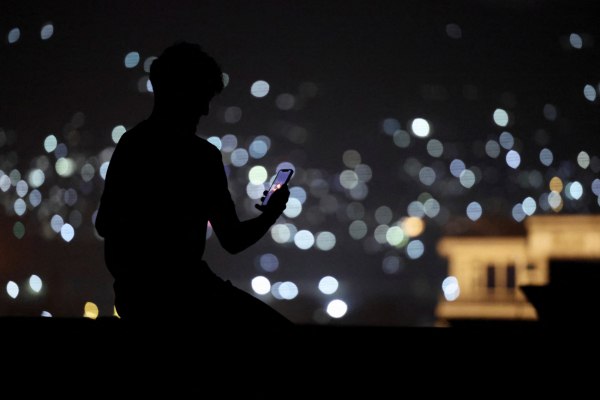 Καμπούλ: Πανηγυρισμοί για την επαναφορά του ίντερνετ – «Η πόλη είναι και πάλι ζωντανή»