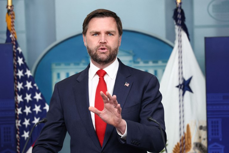 Κλιμάκωση εμπορικής διαμάχης ΗΠΑ-Κίνας: Ο Βανς προειδοποιεί για επιπτώσεις