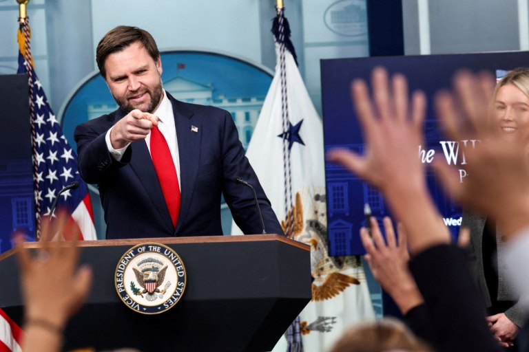 ΗΠΑ: Ο αντιπρόεδρος Βανς αποκαλεί «γελοία» τα αιτήματα των Δημοκρατικών για να συνεχιστεί η χρηματοδότηση [βίντεο]