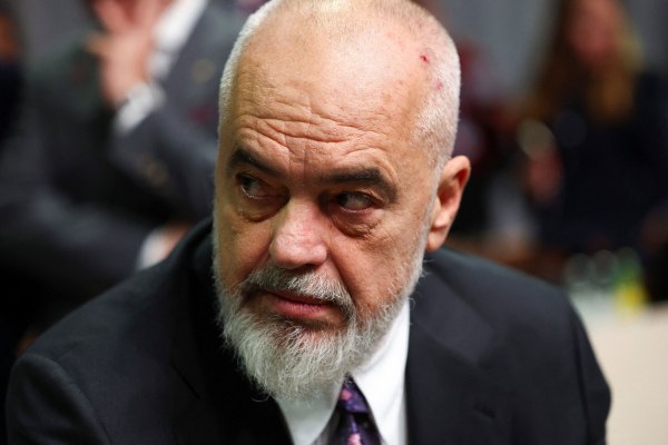 Φημισμένη γκαλερί του Βερολίνου εκπροσωπεί πλέον τον Έντι Ράμα, πρωθυπουργό της Αλβανίας