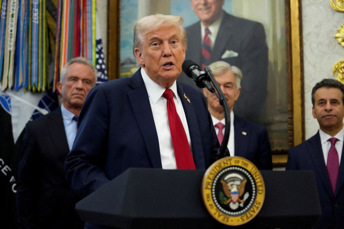 Ο Τραμπ απειλεί τη Χαμάς ότι θα αντιμετωπίσει «πλήρη εξόντωση» αν δεν παραδώσει την εξουσία στη Γάζα