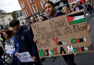 Πλησιάζει τη Γάζα το τελευταίο πλοίο του στόλου – Απεργία πείνας από Έλληνες ακτιβιστές που κρατούνται