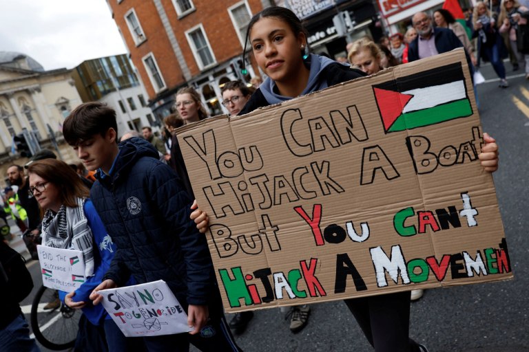 Πλησιάζει τη Γάζα το τελευταίο πλοίο του στόλου – Απεργία πείνας από Έλληνες ακτιβιστές που κρατούνται
