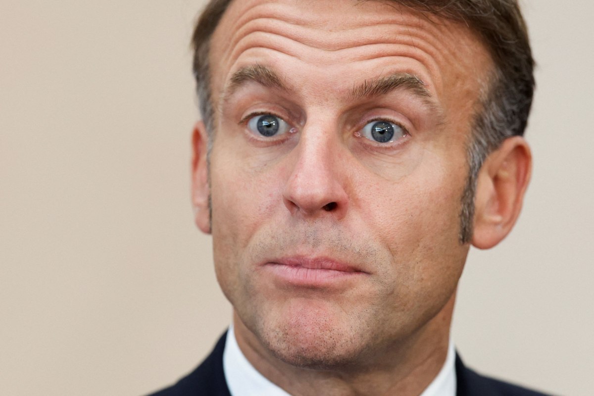 Γαλλία: Ένας απομονωμένος πρόεδρος προσκολλημένος στην εξουσία – Τα 4 σενάρια για τις επόμενες κινήσεις Μακρόν