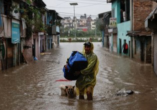 Νεπάλ – Ινδία: Σφοδρές βροχές και πλημμύρες – Τουλάχιστον 60 νεκροί από την κακοκαιρία