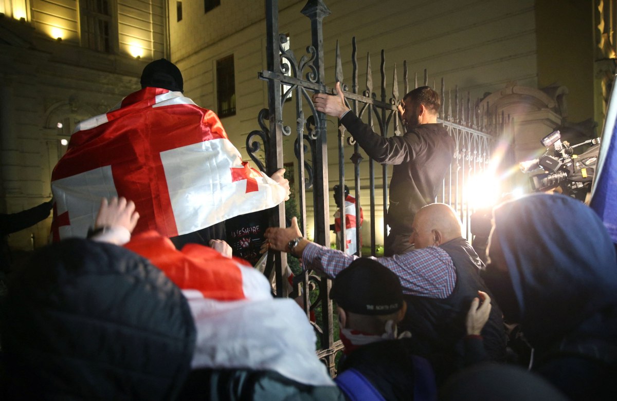 Γεωργία: Μαζικές διαδηλώσεις και σοβαρά επεισόδια στην Τιφλίδα – Διαδηλωτές εισέβαλαν στο Προεδρικό Μέγαρο