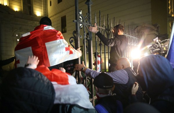 Γεωργία: Μαζικές διαδηλώσεις και σοβαρά επεισόδια στην Τιφλίδα – Διαδηλωτές εισέβαλαν στο Προεδρικό Μέγαρο