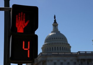 Ο Τραμπ σφίγγει τον κλοιό στους Δημοκρατικούς με το shutdown – Απειλεί με απολύσεις και πάγωμα κονδυλίων