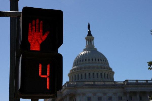 Ο Τραμπ σφίγγει τον κλοιό στους Δημοκρατικούς με το shutdown – Απειλεί με απολύσεις και πάγωμα κονδυλίων