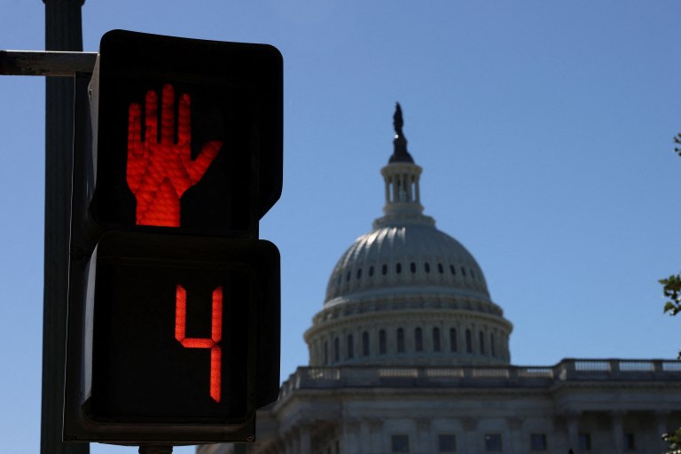 Ο Τραμπ σφίγγει τον κλοιό στους Δημοκρατικούς με το shutdown – Απειλεί με απολύσεις και πάγωμα κονδυλίων