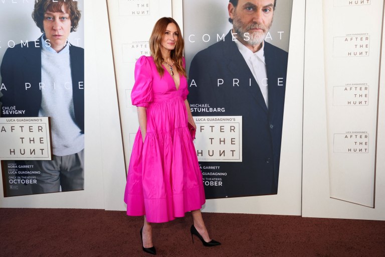 Τι συμβολίζει το ροζ φόρεμα που επέλεξε η Τζούλια Ρόμπερτς για την πρεμιέρα της ταινίας «After the Hunt»