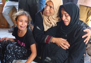 Γάζα: Πυρετώδεις προετοιμασίες για τις διαπραγματεύσεις όσο το Ισραήλ βομβαρδίζει τις «ασφαλείς ζώνες»